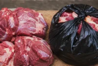 Daging Kurban Dibungkus Kresek Hitam, Dokter Jelaskan Risiko dan Cara Aman Menyimpannya (foto: Ilustrasi/AI)