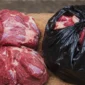 Daging Kurban Dibungkus Kresek Hitam, Dokter Jelaskan Risiko dan Cara Aman Menyimpannya (foto: Ilustrasi/AI)