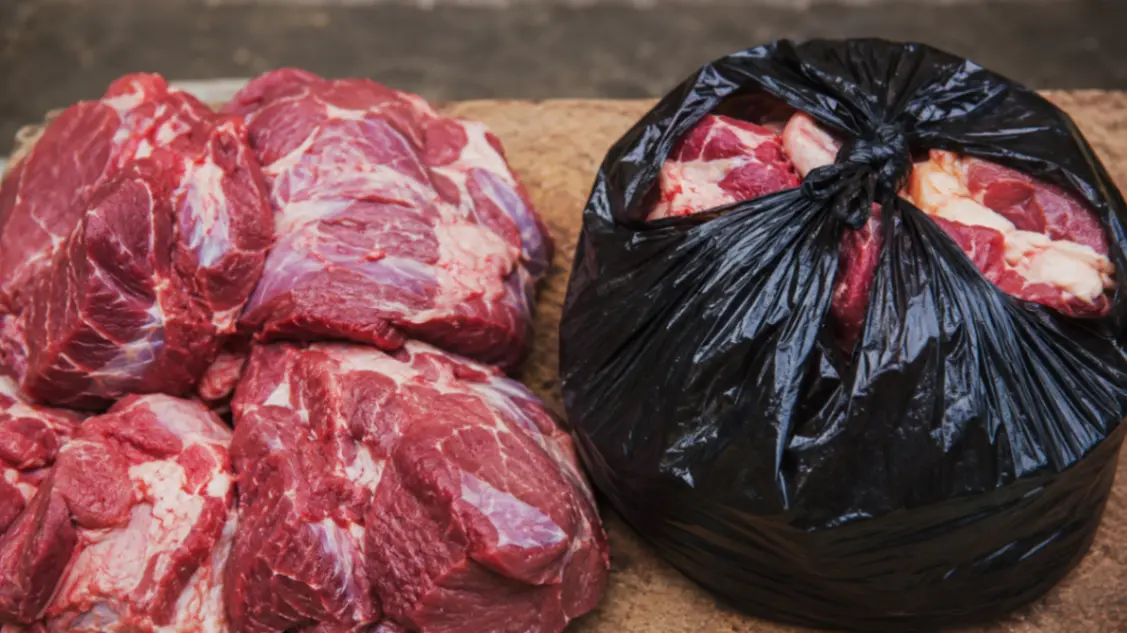 Daging Kurban Dibungkus Kresek Hitam, Dokter Jelaskan Risiko dan Cara Aman Menyimpannya (foto: Ilustrasi/AI)