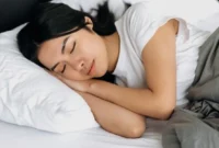 Riset Ungkap Durasi Tidur Ideal Bisa Bantu Perlambat Penuaan Biologis (foto: halodoc.com)