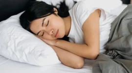Riset Ungkap Durasi Tidur Ideal Bisa Bantu Perlambat Penuaan Biologis (foto: halodoc.com)