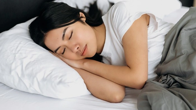 Riset Ungkap Durasi Tidur Ideal Bisa Bantu Perlambat Penuaan Biologis (foto: halodoc.com)