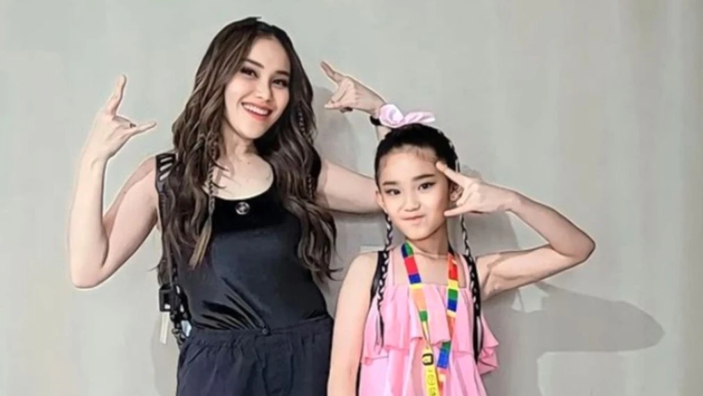 Momen Spesial, Ayu Ting Ting dan Bilqis Rencanakan Nonton BTS di Busan (Foto: Instagram/ayutingting92)