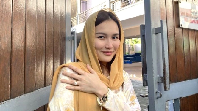 Sapi Kurban Jumbo Milik Ayu Ting Ting Curi Perhatian Warga Depok (foto: grid)