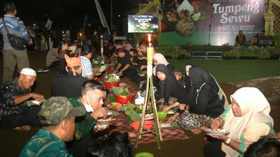 Turis Mancanegara Antusias Ikuti Tradisi Tumpeng Sewu  (foto: banyuwangikab)
