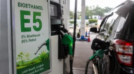 Ilustrasi - Bioetanol E5 Dorong Ketahanan Energi Nasional, Kurangi Impor BBM dan Buka Peluang Industri Baru (foto: AI)