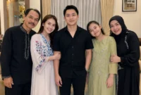 Kevin Gusnadi Hadir di Momen Spesial Ayah Rozak, Kebersamaannya dengan Ayu Ting Ting Kembali Jadi Sorotan (Ilustrasi AI: sisipublik.com)