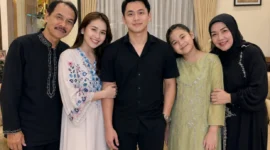 Kevin Gusnadi Hadir di Momen Spesial Ayah Rozak, Kebersamaannya dengan Ayu Ting Ting Kembali Jadi Sorotan (Ilustrasi AI: sisipublik.com)