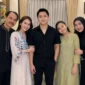 Kevin Gusnadi Hadir di Momen Spesial Ayah Rozak, Kebersamaannya dengan Ayu Ting Ting Kembali Jadi Sorotan (Ilustrasi AI: sisipublik.com)