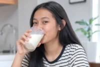 Ilustrasi - Minum Susu Hingga Remaja Penting untuk Menabung Kalsium dan Mendukung Tumbuh Kembang Anak (foto: AI)