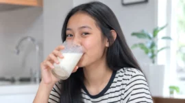 Ilustrasi - Minum Susu Hingga Remaja Penting untuk Menabung Kalsium dan Mendukung Tumbuh Kembang Anak (foto: AI)