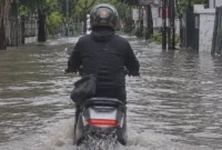 Ilustrasi Motor Listrik Terobos Banjir Terlalu Sering? Kenali Gejala yang Bisa Muncul Sebelum Kerusakan Membesar (foto: AI)