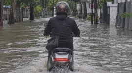 Ilustrasi Motor Listrik Terobos Banjir Terlalu Sering? Kenali Gejala yang Bisa Muncul Sebelum Kerusakan Membesar (foto: AI)