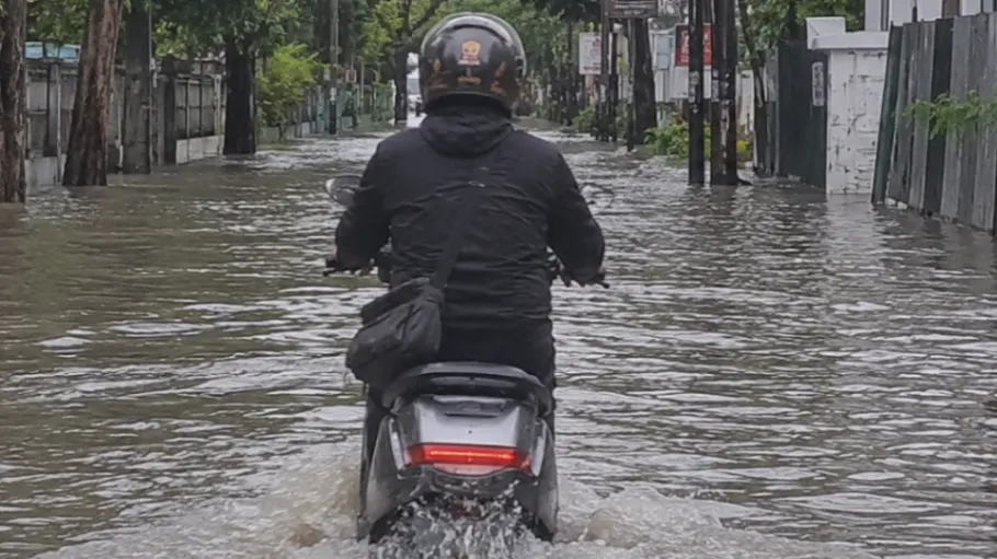 Ilustrasi Motor Listrik Terobos Banjir Terlalu Sering? Kenali Gejala yang Bisa Muncul Sebelum Kerusakan Membesar (foto: AI)