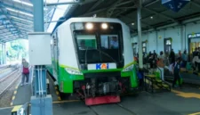 Atmosfer Piala Dunia 2026 Masuk KRL, Penumpang Serasa Berada di Tengah Stadion (foto: inews)