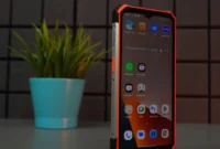 HP Anti Air Baterai Awet 7000mAh, 3 Pilihan Smartphone Tangguh untuk Pekerja Lapangan (foto: techxreviews)