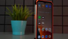 HP Anti Air Baterai Awet 7000mAh, 3 Pilihan Smartphone Tangguh untuk Pekerja Lapangan (foto: techxreviews)