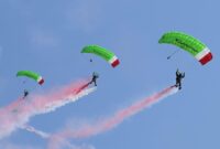 Aksi “Victory Jump” 17 penerjun Kopassus memeriahkan peringatan HUT ke-81 Kemerdekaan RI di kawasan Istana Kepresidenan (foto: BPMI Setpres)