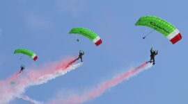 Aksi “Victory Jump” 17 penerjun Kopassus memeriahkan peringatan HUT ke-81 Kemerdekaan RI di kawasan Istana Kepresidenan (foto: BPMI Setpres)