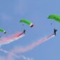 Aksi “Victory Jump” 17 penerjun Kopassus memeriahkan peringatan HUT ke-81 Kemerdekaan RI di kawasan Istana Kepresidenan (foto: BPMI Setpres)