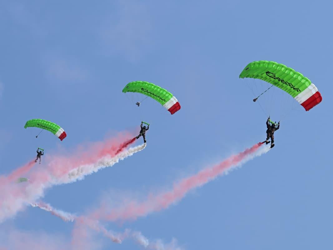 Aksi “Victory Jump” 17 penerjun Kopassus memeriahkan peringatan HUT ke-81 Kemerdekaan RI di kawasan Istana Kepresidenan (foto: BPMI Setpres)