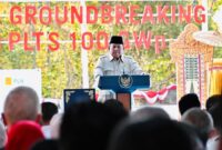 Presiden Prabowo Subianto saat meluncurkan program PLTS 100 GWp di PLTS Site Gilimanuk, Jembrana, Bali (foto: BPMI Setpres)