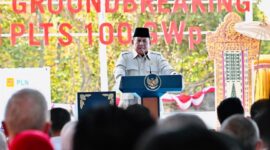Presiden Prabowo Subianto saat meluncurkan program PLTS 100 GWp di PLTS Site Gilimanuk, Jembrana, Bali (foto: BPMI Setpres)