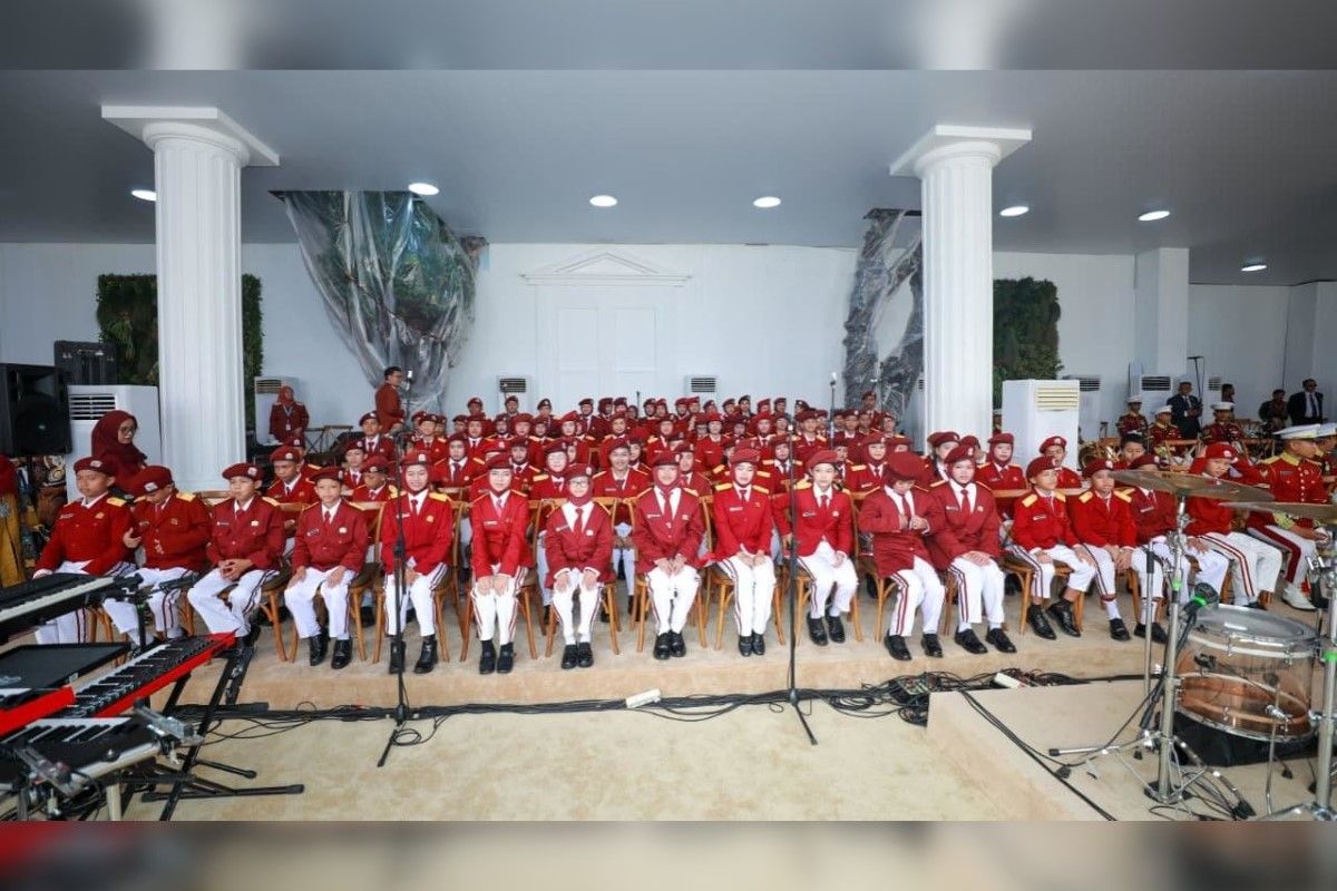 Siswa Sekolah Rakyat tampil bersama Paduan Suara Nasional Gita Bahana Nusantara dalam peringatan HUT ke-81 Kemerdekaan RI di Istana Merdeka (foto: kementerian sosial)