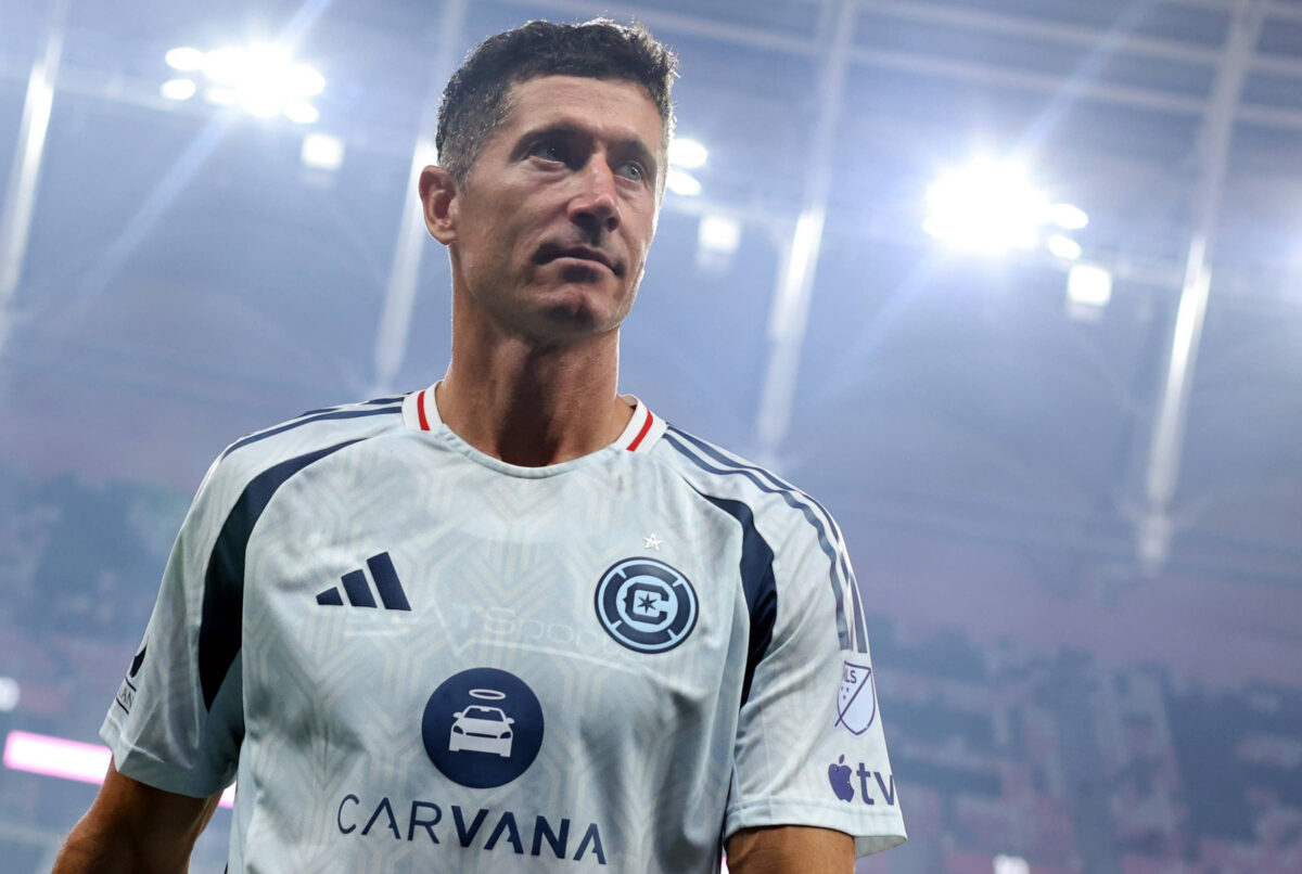 Robert Lewandowski Cetak Dua Gol, Chicago Fire Amankan Kemenangan 2-1 atas Charlotte FC (foto: Adam Hunger/Getty Images/aol)
