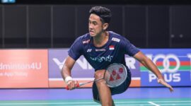 Alwi Farhan mengawali Kejuaraan Dunia 2026 dengan kemenangan atas Yoo Tae Bin dan melaju ke babak 32 besar di New Delhi, India. (foto: dok. pbsi)