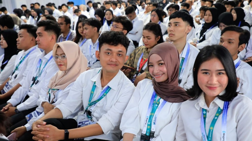 Peserta Program MagangHub mengikuti pemagangan untuk memperoleh pengalaman kerja dan mengembangkan kompetensi sesuai kebutuhan industri. (foto: Biro Humas Kemnaker)