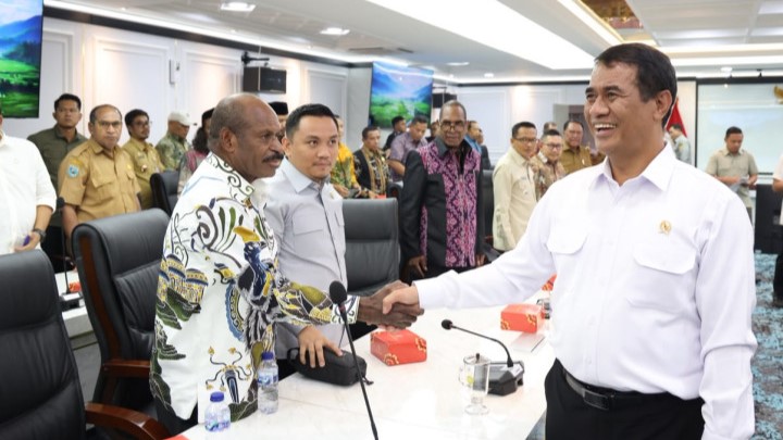 Mentan Andi Amran Sulaiman merespons kebutuhan pertanian Kabupaten Puncak dengan menyiapkan dukungan alsintan dan pengembangan kopi Arabika. (foto: kementerian pertanian)