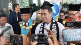 Menteri Pertanian Andi Amran Sulaiman memperkuat kerja sama dengan UNESA untuk pengembangan kedelai melalui pemanfaatan lahan 56 hektare sebagai kawasan produksi benih berkualitas di Jawa Timur. (foto: kementerian pertanian)
