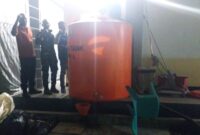 Petugas menyalurkan dukungan air bersih untuk memenuhi kebutuhan warga dan fasilitas kesehatan setelah gempa di Nusa Tenggara Timur. (foto: Dok. Kementerian PU)