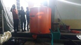 Petugas menyalurkan dukungan air bersih untuk memenuhi kebutuhan warga dan fasilitas kesehatan setelah gempa di Nusa Tenggara Timur. (foto: Dok. Kementerian PU)