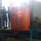 Petugas menyalurkan dukungan air bersih untuk memenuhi kebutuhan warga dan fasilitas kesehatan setelah gempa di Nusa Tenggara Timur. (foto: Dok. Kementerian PU)