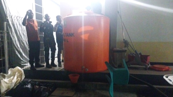 Petugas menyalurkan dukungan air bersih untuk memenuhi kebutuhan warga dan fasilitas kesehatan setelah gempa di Nusa Tenggara Timur. (foto: Dok. Kementerian PU)