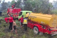Tim BWS Sumatera VI Jambi mendukung penanganan karhutla melalui penyediaan air untuk pemadaman dan pendinginan di Muaro Jambi. (foto: kementerian pu)