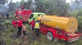 Tim BWS Sumatera VI Jambi mendukung penanganan karhutla melalui penyediaan air untuk pemadaman dan pendinginan di Muaro Jambi. (foto: kementerian pu)
