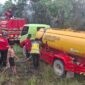 Tim BWS Sumatera VI Jambi mendukung penanganan karhutla melalui penyediaan air untuk pemadaman dan pendinginan di Muaro Jambi. (foto: kementerian pu)