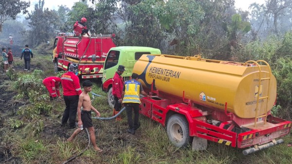 Tim BWS Sumatera VI Jambi mendukung penanganan karhutla melalui penyediaan air untuk pemadaman dan pendinginan di Muaro Jambi. (foto: kementerian pu)