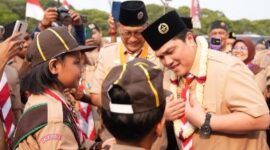 Menpora Erick Thohir mewakili Presiden Prabowo Subianto membacakan amanat pada Upacara Hari Pramuka ke-65 sekaligus Jambore Nasional XII di Buperta Cibubur (foto: kementerian pemuda dan olahraga)