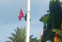 Prajurit TNI menurunkan bendera bulan bintang dari tiang di halaman Masjid Raya Baiturrahman, Banda Aceh (foto: dok. kodam iskandar muda)