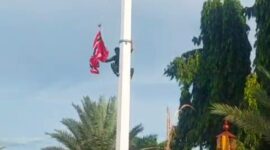 Prajurit TNI menurunkan bendera bulan bintang dari tiang di halaman Masjid Raya Baiturrahman, Banda Aceh (foto: dok. kodam iskandar muda)