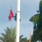 Prajurit TNI menurunkan bendera bulan bintang dari tiang di halaman Masjid Raya Baiturrahman, Banda Aceh (foto: dok. kodam iskandar muda)