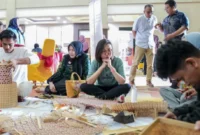Perajin kriya Payakumbuh mengikuti pendampingan pengembangan produk anyaman dan sulam dalam program pemulihan ekonomi kreatif pascabencana (foto: kementerian ekonomi kreatif)