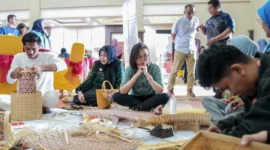 Perajin kriya Payakumbuh mengikuti pendampingan pengembangan produk anyaman dan sulam dalam program pemulihan ekonomi kreatif pascabencana (foto: kementerian ekonomi kreatif)