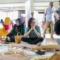 Perajin kriya Payakumbuh mengikuti pendampingan pengembangan produk anyaman dan sulam dalam program pemulihan ekonomi kreatif pascabencana (foto: kementerian ekonomi kreatif)