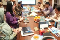 Menteri PKP Maruarar Sirait bersama Menteri Kependudukan dan Pembangunan Keluarga/Kepala BKKBN Wihaji membahas kolaborasi program bedah rumah bagi keluarga berisiko stunting (foto: kementerian perumahan dan kawasan pemukiman)