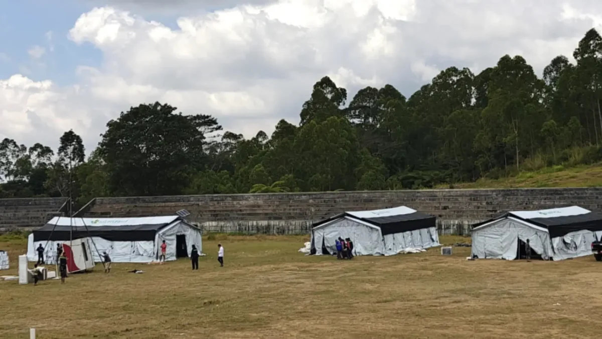 Kemenkes menyiapkan rumah sakit lapangan di Stadion Golo Dukal, Ruteng, untuk menjaga pelayanan kesehatan (foto: kementerian kesehatan)